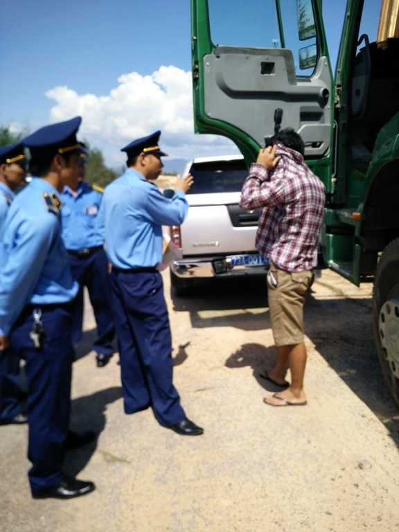 Bị CSGT dừng xe kiểm tra, tài xế đóng chặt cửa cố thủ