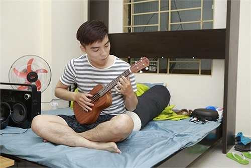 Thời gian gần đây, Ngọc Trai còn dành thời gian học đàn. Anh thường tự đàn và hát những lúc buồn.