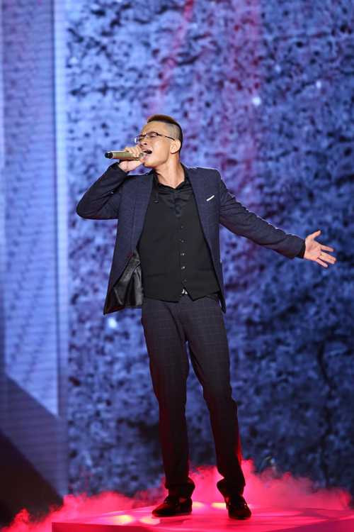 Đăng Quang đội Tuấn Hưng thể hiện 'Sẽ không còn nữa'. Anh vừa tự đệm đàn piano vừa hát.