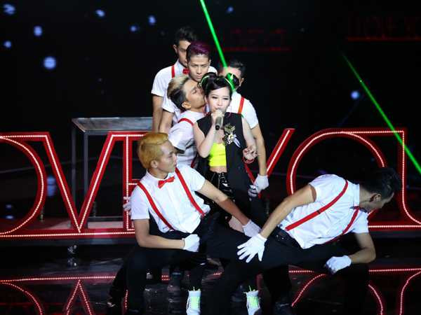 Nguyễn Diệu Mi đội Tuấn Hưng thể hiện 'I love you'.