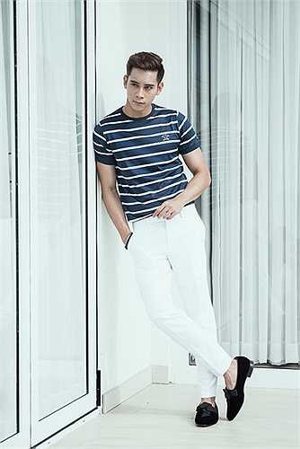 Chiếc T-shirt kẻ sọc là một item quen thuộc trong tủ đồ các quý ông mùa xuân hè 2015, và Hồ Vĩnh Khoa đã khiến chiếc áo kiểu cổ điển này trở nên lịch lãm sành điệu hơn bao giờ hết khi kết hợp với quần tây trắng ống lửng - một item khác cũng thời thượng không kém.