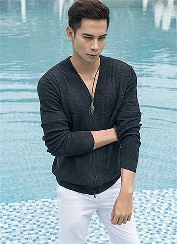 Áo kiểu cardigan mỏng và tank top đều là những item cơ bản không thể thiếu vào mùa hè