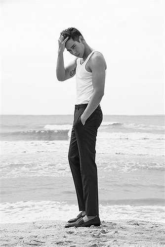 Nếu sỡ hữu một body đẹp như Hồ Vĩnh Khoa, có vẻ tank top là lựa chọn lý tưởng khi đi biển.