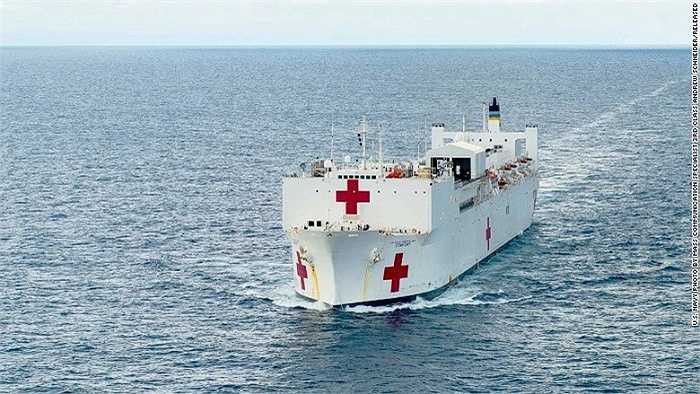 Tàu bệnh viện USNS Comfort có chiều cao bằng tòa nhà 10 tầng, chiều dài bằng 3 sân bóng
