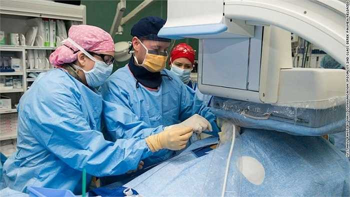 Các bác sĩ làm việc trên tàu