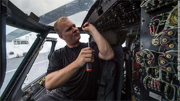 Trên tàu cũng có kỹ sư và các nhân viên y tế