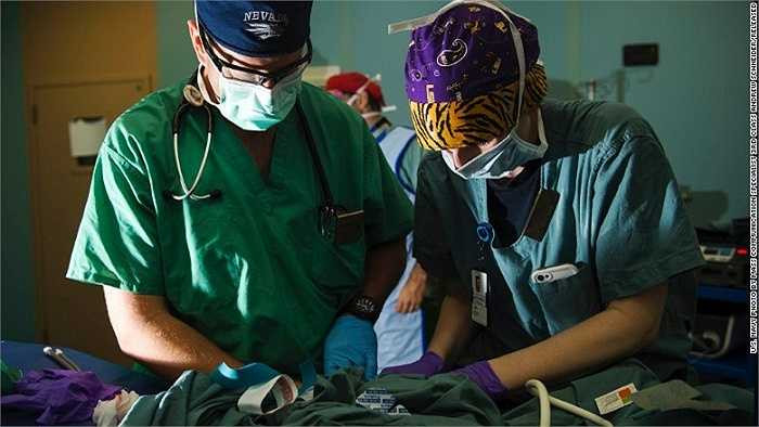 Bác sĩ gây mê và một y tá hỗ trợ đang chuẩn bị ca phẫu thuật cho em nhỏ người Guatemala