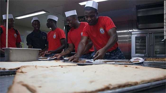 Trên tàu còn có các đầu bếp chuyên nghiệp có thể phục vụ cho 1,000 trong 3 bữa mỗi ngày