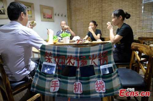 nhà hàng cấm dùng điện thoại