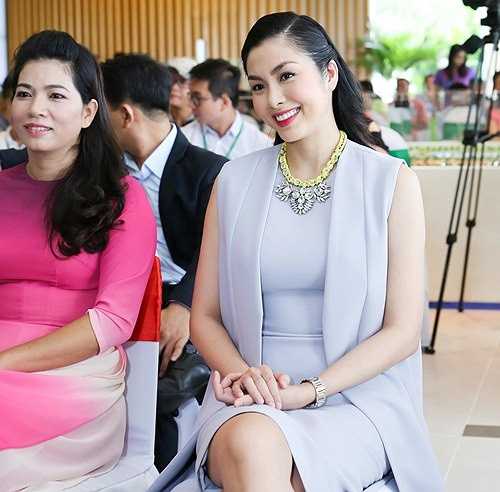 Nữ diễn viên diện trang phục gam màu pastel thanh lịch, cô khoe vóc dáng thon gọn và vẻ đẹp ngày càng mặn mà. Hà Tăng góp mặt với tư cách gương mặt đại diện của thương hiệu ở sự kiện.