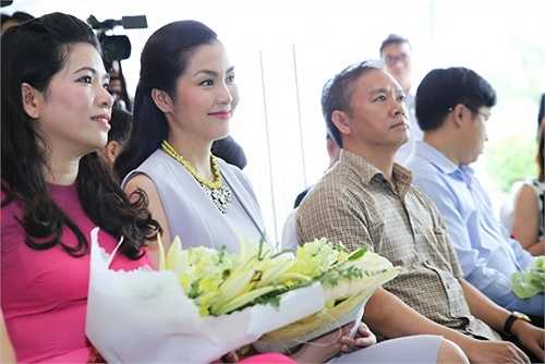 Bà xã Louis Nguyễn chưa bao giờ hết hot với công chúng, mọi thông tin về cô luôn được các độc giả quan tâm, đón nhận.