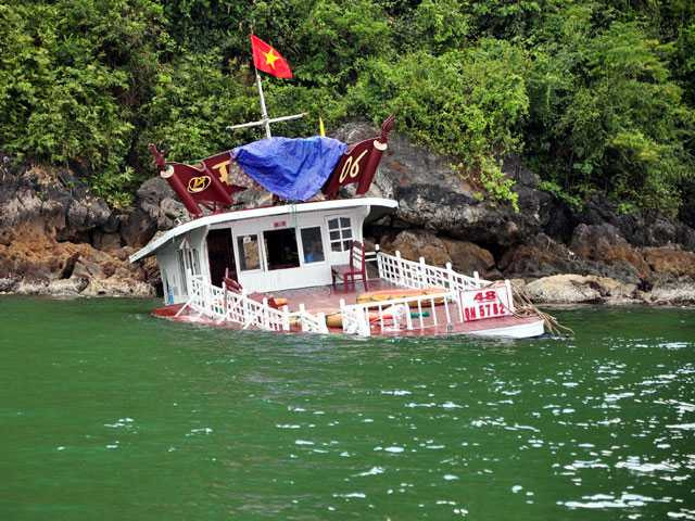 Tàu du lịch trên vịnh Hạ Long bị chìm trong đêm