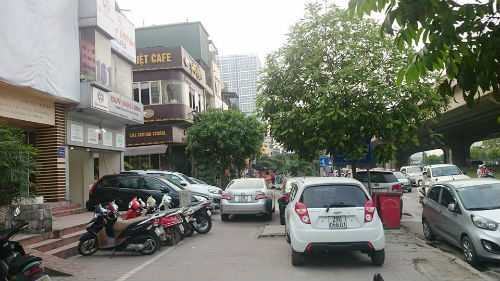 Cửa hàng xe hơi ngang nhiên 'cướp' vỉa hè giữa phố Hà Nội