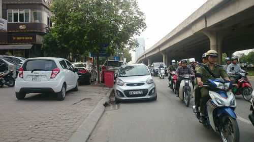 Cửa hàng xe hơi ngang nhiên 'cướp' vỉa hè giữa phố Hà Nội
