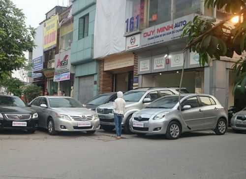 Cửa hàng xe hơi ngang nhiên 'cướp' vỉa hè giữa phố Hà Nội