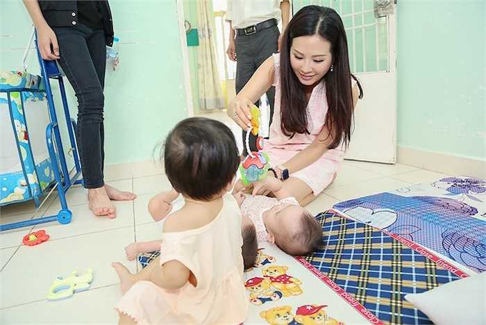 Trưa ngày 13/07 vừa qua, hoa hậu phu nhân Thu Hoài đã cùng 2 con trai đến thăm và tặng quà cho các bé mồ côi tại mái ấm Thiên thần tại quận 9, TP HCM.