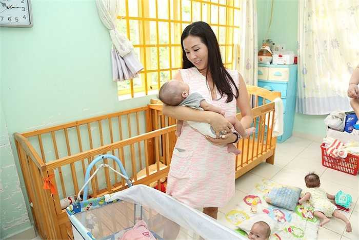 Cô ăn mặc khá giản dị và thoải mái để thuận tiện cho việc thăm và chăm sóc các bé.