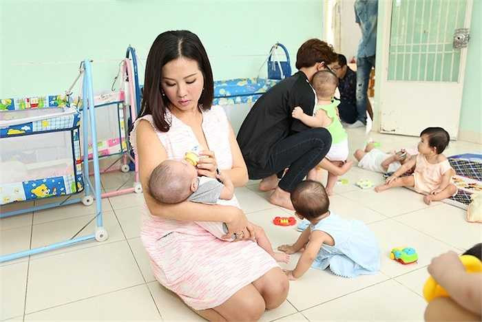 Chia sẻ về chuyến đi, hoa hậu Thu Hoài cho biết: 'Nhìn các bé thấy người lạ rồi quấy khóc, sau đó được mình ẵm bồng, dỗ dành thì nín, Hoài rất xúc động.' 