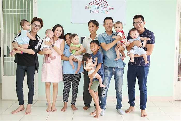 Là bà mẹ của 3 đứa con nên hoa hậu Thu Hoài ẵm bồng rất thuần thục, cô cũng sẵn sàng thay tã hay cho bé uống nước khi bé quấy khóc. 