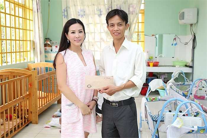 Các con của hoa hậu Thu Hoài cũng rất hòa đồng dỗ dành các bé cùng mẹ. 