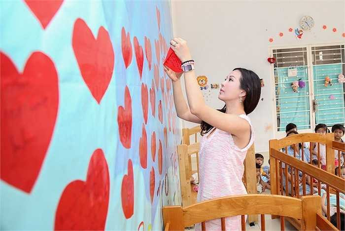 Không chỉ tặng quà, Hoa hậu Thu Hoài còn viết tặng các em những lời chúc rất ý nghĩa.