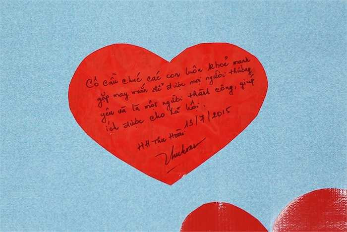 Không chỉ tặng quà, Hoa hậu Thu Hoài còn viết tặng các em những lời chúc rất ý nghĩa.