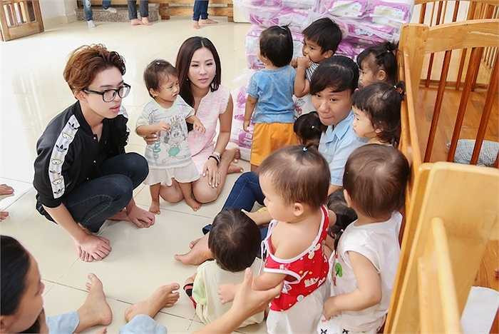 Được biết, quà tặng của chuyến đi ý nghĩa này là được trích từ tiền bán vé buffet trước đó tại nhà hàng của hoa hậu Thu Hoài, nhân kỉ niệm 1 năm thành lập nhà hàng. 