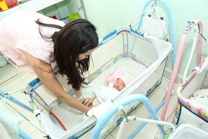 Trong chuyến đi đến mái ấm Thiên Thần lần này, hoa hậu Thu Hoài dẫn theo hai con trai. 