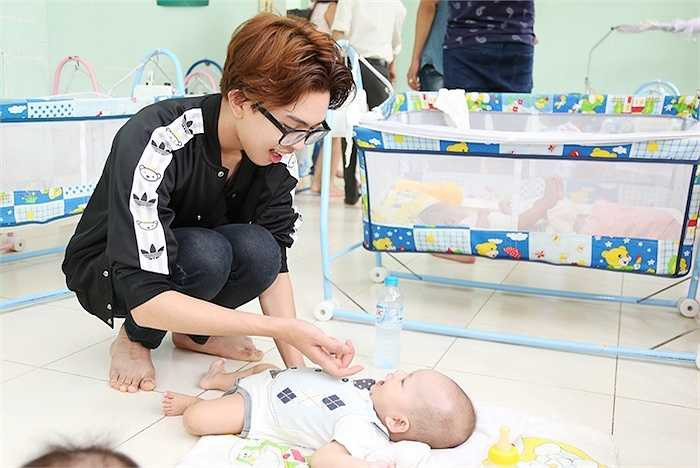 Con trai lớn của hoa hậu Thu Hoài vừa từ Mỹ trở về nhân dịp hè, ngoài phụ mẹ công việc kinh doanh cũng như chăm sóc các em, Tin (tên thân mật của con trai hoa hậu Thu Hoài) còn đi cùng mẹ tham gia các hoạt động cộng đồng. 