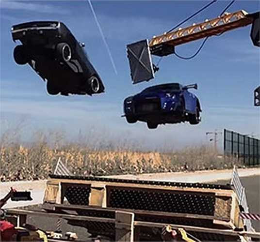 Đằng sau... những chiếc xe 'bay' khiến khán giả không chớp mắt.