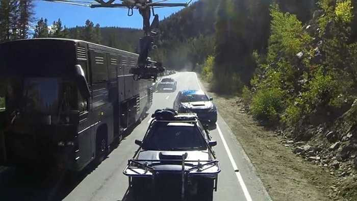 ... là dàn máy quay được gắn trên một trục cẩu để ghi lại cảnh rượt đuổi trong phim. 