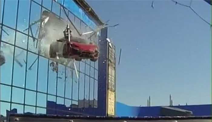 Cảnh quay chiếc xe lao xuống đất từ tòa nhà cao nhất Dubai khiến khán giả thót tim trong Fast & Furious 7.