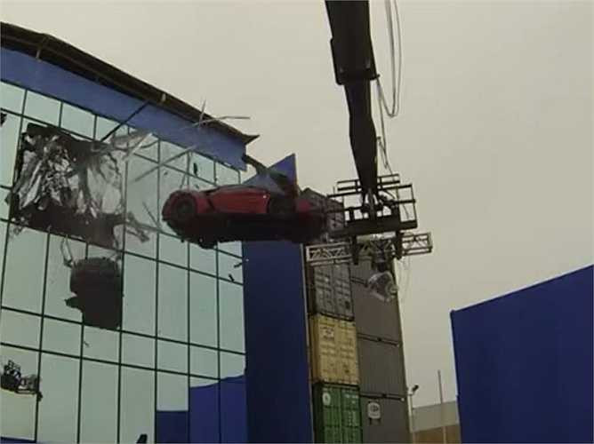Và đây là hậu trường thực hiện cảnh chiếc xe bay ra ngoài một cách ngoạn mục.