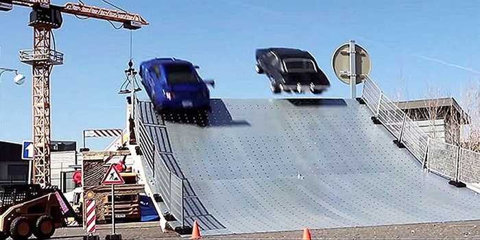 Những chiếc xe 'bay' được sử dụng trong hầu hết các cảnh quay của phim đều nhờ công rất lớn từ khâu đạo cụ và xử lý hậu kỳ.