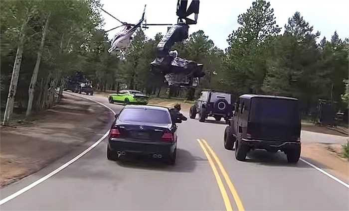 Một số cảnh tăng cường sử dụng trực thăng để ghi hình từ trên cao.