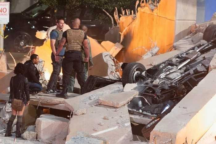 Để có vài phút về 'đóng đổ nát' này trên phim, ê-kip Fast & Furious 7 phải tốn nhiều công sức cho khâu đạo cụ, bối cảnh.