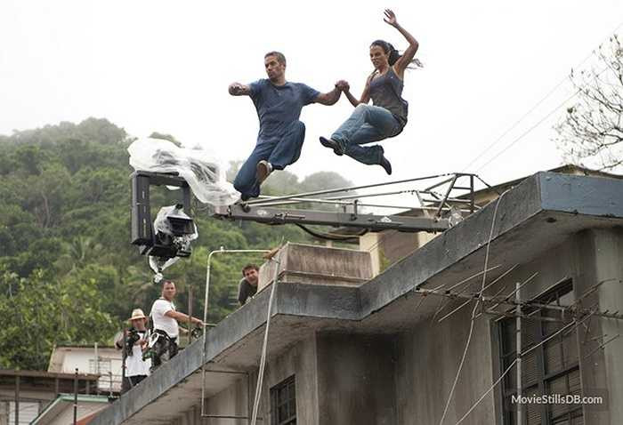 Một trong những cảnh quay nguy hiểm, hai diễ viên phải nhảy từ trên cao xuống mà không sử dụng diễn viên đóng thế.
