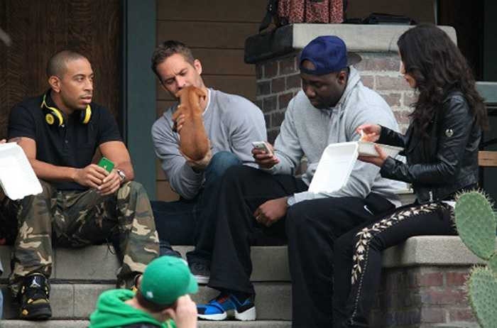 Paul Walker thư giãn với cún yêu phút giải lao, còn nữ diễn viên thì lót bụng với cơm hộp.