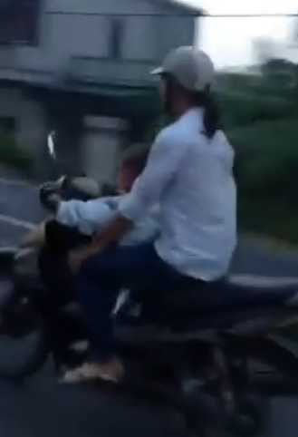 Rùng mình bé trai 5 tuổi phóng xe máy vù vù trên quốc lộ