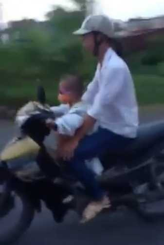 Rùng mình bé trai 5 tuổi phóng xe máy vù vù trên quốc lộ