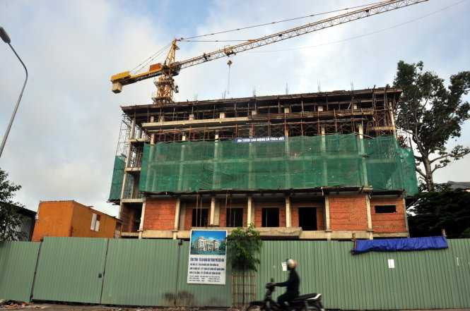 Thanh niên xăm trổ, mình trần la hét trên cần cẩu cao hàng chục mét