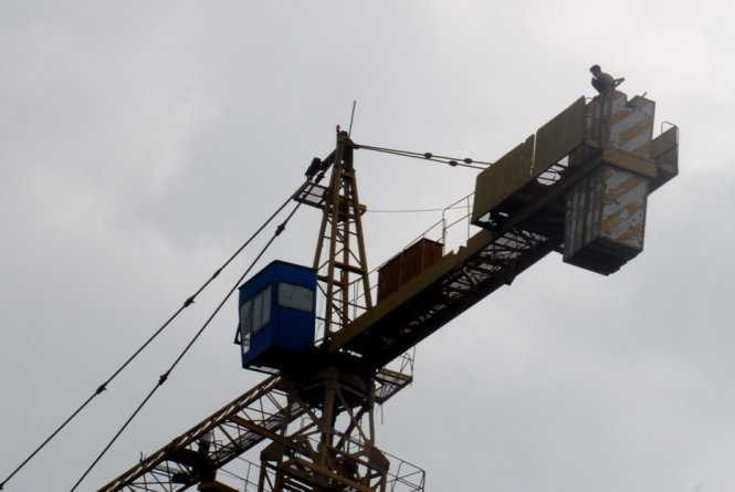 Thanh niên xăm trổ, mình trần la hét trên cần cẩu cao hàng chục mét