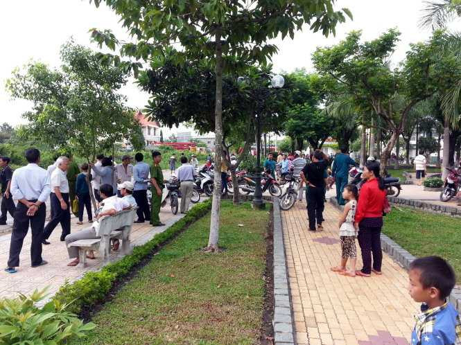 Thanh niên xăm trổ, mình trần la hét trên cần cẩu cao hàng chục mét