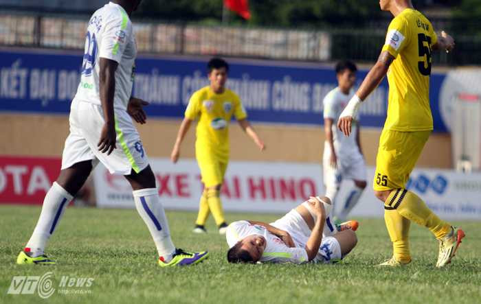 Công Phượng lăn lộn trên sân