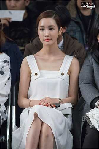 Những theo thời gian, nhan sắc người đẹp ngày càng khác lạ, thậm chí các chuyển động cơ mặt cũng không còn tự nhiên. Bản thân Lee Da Hae cũng thừa nhận chuyện đụng dao kéo, nhưng con số lên bàn mổ thực tế của cô vẫn là một bí mật 