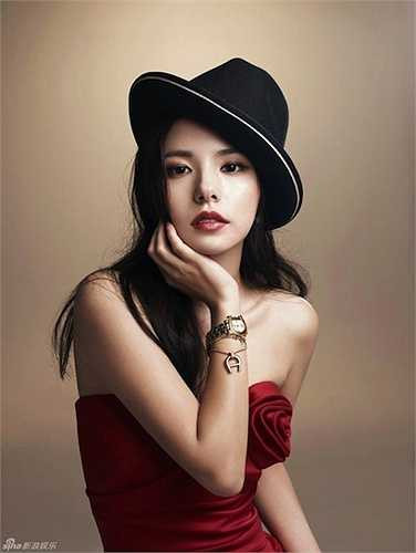 Cô từng thừa nhận mình sửa mắt để chúng to tròn hơn còn lại hoàn toàn là tự nhiên 