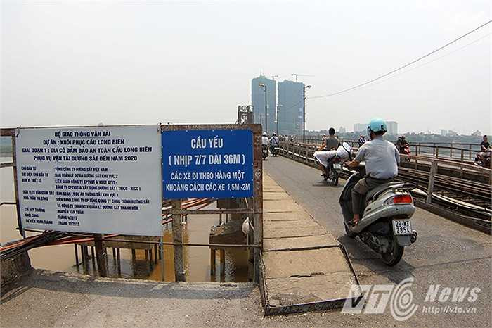 Với tuổi đời hơn 100 năm tuổi, trải qua nhiều biến cố lịch sử cùng chiến tranh, cầu Long Biên hiện nay đang rơi vào tình trạng xuống cấp.