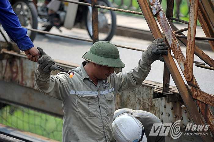 Những đinh ốc này sau đó sẽ được chuyển cho công nhân khác để tiến hành đóng tán các thanh sắt trên cầu.