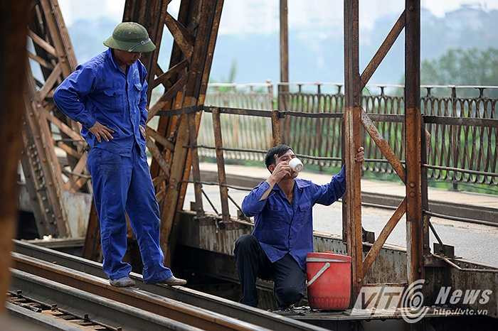 Mặc dù thời tiết nóng và oi bức, hàng trăm công nhân đã vẫn khẩn trương thi công, gia cố nhiều hạng mục của cầu. Theo dự tính đến hết năm 2015 các công việc tu sửa cầu sẽ hoàn thành. (Ảnh: Việt Linh)
