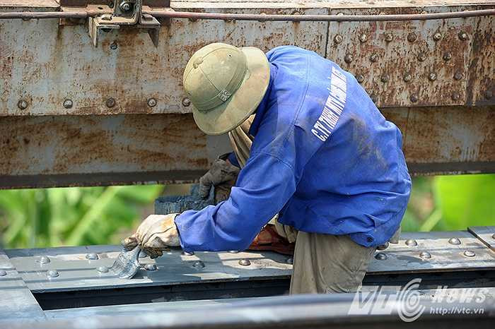 Để bảo đảm an toàn giao thông đường sắt và giao thông đô thị đến năm 2020, Bộ Giao thông Vận tải đã nghiên cứu lập dự án khôi phục cầu Long Biên theo 2 giai đoạn. 